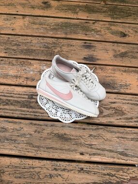 Nike Women’s Retro Runner in White with Light Pink Swoosh